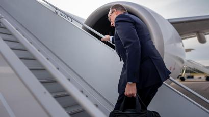 Bild: Michael Kappeler/dpa
Merz beginnt seine Reise nach Jordanien.