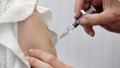 Bild: Stephan Jansen/dpa
Die Ständige Impfkommission empfiehlt die Grippeimpfung vor allem für Menschen ab 60 Jahren sowie für chronisch Kranke, Schwangere und Bewohner von Senioren- und Pflegeheimen. (Symbolbild)