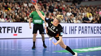 Bild: Federico Gambarini/dpa
Kapitänin Antje Döll ist bislang die erfolgreichste Werferin im DHB-Team.