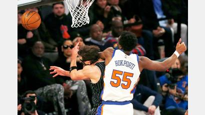 Bild: John Munson/AP/dpa
NBA-Star Franz Wagner (links) wird von seinem deutschen Landsmann und Gegenspieler Ariel Hukporti folgenschwer gefoult.