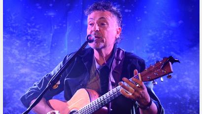 Bild: Kunz
Richie Necker auf der "Live Stage"im Parapluie in Weiden macht auf weihnachtlich.