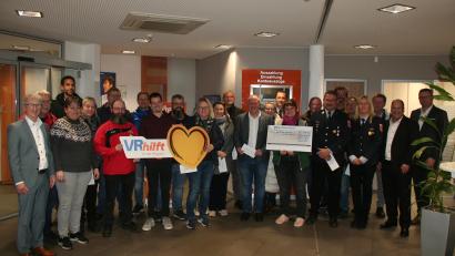 Bild: Uli Reindl
Strahlende Gesichter nach der Spendenübergabe durch die Raiffeisenbank Hirschau eG an Vereine und Organisationen aus dem Geschäftsgebiet Schnaittenbach mit den Bankvorständen Klaus Wild (links), Michael Hirmer (rechts), Geschäftsstellenleiter Hans-Peter Schmid (Zweiter von rechts) und Bürgermeister Marcus Eichenmüller (Bildmitte).