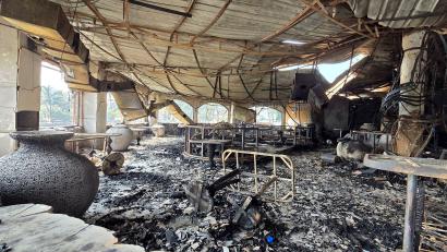 Bild: Uncredited/AP/dpa
Die verkohlten Innenräume eines Nachtclubs, der am frühen Sonntag in Brand geraten war, sind in Arpora, Goa, zu sehen. (Foto aktuell)