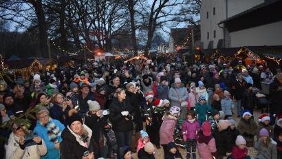 Bild: rgr
Oberpfälzer Adventsmarkt in Grafenwöhr: Die Besucher kamen in Strömen.