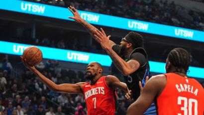 Bild: LM Otero/AP/dpa
Anthony Davis (m.) setzte sich mit den Dallas Mavericks gegen die Houston Rockets um Kevin Durant (li.) durch.