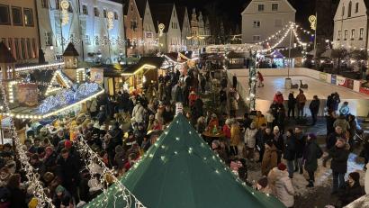 Archivbild: mcl
Am späten Freitagabend kam es in der Weidener Fußgängerzone, im Bereich des Christkindlmarkts (hier ein Bild bei der Eröffnung am 27. November), zu einer Auseinandersetzung zwischen zwei 29-Jährigen, bei der einer der Männer ein Messer zückte und damit drohte.
