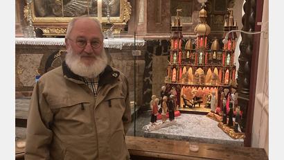 Bild: Thomas Vogl
Ulrich Frey vor der Friedens-Szopka in der Basilika Waldsassen.