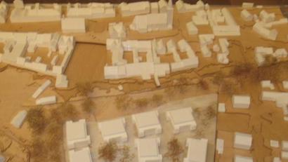 Bild: fg
Total umgeplant hat der Bauträger, die Fa. Markgraf das Baugebiet "Walkwiese" Die neue Ansicht im Bild unten links präsentiert sieben eher würfelartige Gebäude. Das Parkdeck ist weggefallen. Die braune freie Fläche darüber stellt die noch nicht genauer überplante Verbindung zur Innenstadt dar.