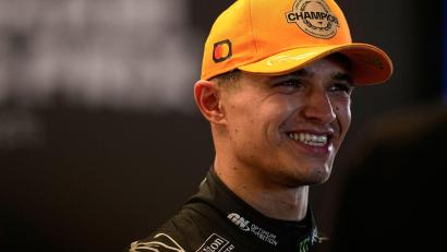 Bild: Fatima Shbair/AP/dpa
Lando Norris krönt sich erstmals zum Formel-1-Weltmeister.