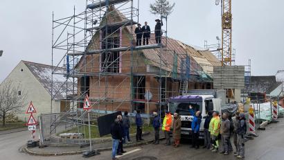 Bild: Josef Glas (jgl)
Interessiert verfolgen die Vertreter der Gemeinde und beteiligten Firmen das Anbringen des Richtbaums.