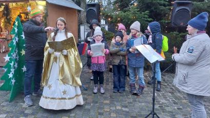 Bild: mfh
Die Singvögel der Herz-Jesu-Gemeinde eröffneten die Rosenberger Dorfweihnacht mit dem Lied „Wir sagen Euch an“. Das Christkind erinnerte daran, dass der Advent auch eine Zeit des Innehaltens ist.