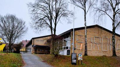 Bild: sche
Das im Eigentum der Gemeinde Freudenberg stehende ehemalige Schulhaus in Etsdorf, derzeit genutzt als Tempelmuseum der Freunde der Glypothek und dem SV Etsdorf soll im Zuge einer einfachen Dorferneuerung saniert werden.