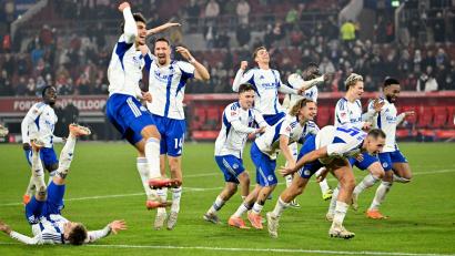 Bild: Anke Waelischmiller/dpa
Schalker Freude nach dem Schlusspfiff.