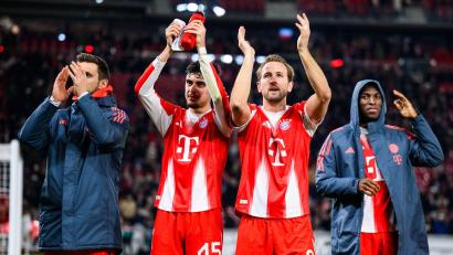 Bild: Tom Weller/dpa
Klare Sieger im Südschlager in Stuttgart: Harry Kane (2.v.r.) und die Bayern.