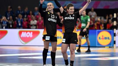 Bild: Federico Gambarini/dpa
Annika Lott (l) und Alina Grijseels wollen das DHB-Team ins Halbfinale werfen.