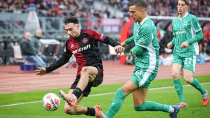 Bild: Daniel Karmann/dpa
Nürnbergs Berkay Yılmaz (links) gegen den Fürther Maximilian Dietz. Das Derby nahm nach der Pause richtig Fahrt auf.