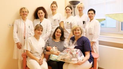 Bild: Klinikum Fichtelgebirge
Christina Pröls aus Waldershof mit Baby Paulina – das 500. Baby des Jahres 2025 am Klinikum Fichtelgebirge.