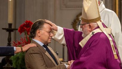 Bild: Stefan Puchner/dpa
Als einer von mehr als 50 Firmlingen ließ sich Hilko Denekas von Erzbischof Kardinal Reinhard Marx in der Münchner Kirche St. Michael firmen.