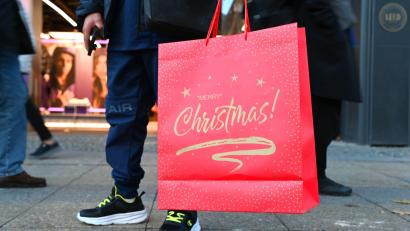 Bild: Elisa Schu/dpa
Viele Menschen sind aus Sicht der Einzelhändler noch nicht in Weihnachtskauflaune. (Archivbild)