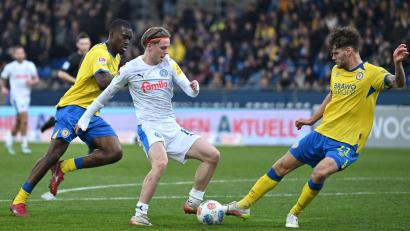 Bild: Swen Pförtner/dpa
Braunschweig und Kiel trennten sich in einem wilden Spiel 1:1.