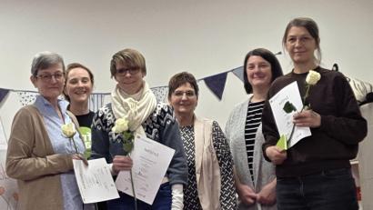 Bild: Michaela Küster
Neue Familienpatinnen im Landkreis Wunsiedel v.l.n.r.: Renate Libon, Jennifer Rupprecht-Brodmerkel (KoKi, Landratsamt Wunsiedel i. Fichtelgebirge), Stephanie Landgraf, Andrea Fabry (Familienpaten-Koordinatorin, EJF), Michaela Küster (Familienpaten-Koordinatorin, EJF) und Heike Philipp.