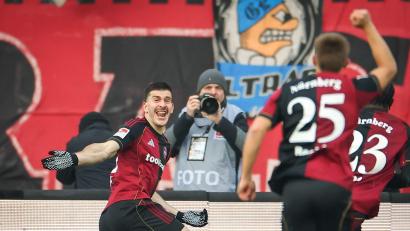 Bild: Daniel Karmann/dpa
Luka Lotschoschwili (l) bejubelt sein erstes Tor für Nürnberg.