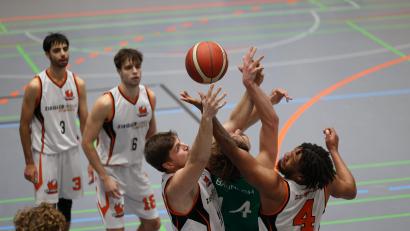 Bild: Dieter Jäschke
Die Basketballer der DJK Neustadt/WN (weiße Trikots) unterlagen in der heimischen Halle den Gästen aus Baunach mit 51:74.