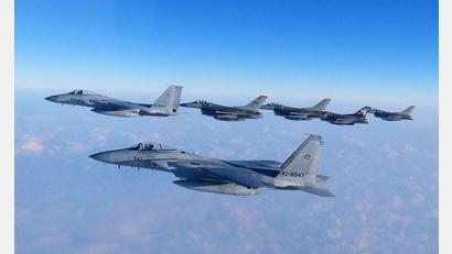 Bild: Uncredited/Joint Staff of the Japanese Self-Defense Force/AP/dpa
Chinesische Militärflugzeuge sollen japanische Kampfjets mit ihrem Feuerleitradar ins Visier genommen haben. (Archivfoto)
