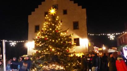 Bild: jp
Eine romantische Stimmung zauberte der Christbaum vorm Rathaus in Kastl auf den Kastler Adventsmarkt, die Besucher konnten sich an den Wärmeöfen und durch heiße Getränke und kulinarische Schmankerl etwas aufwärmen