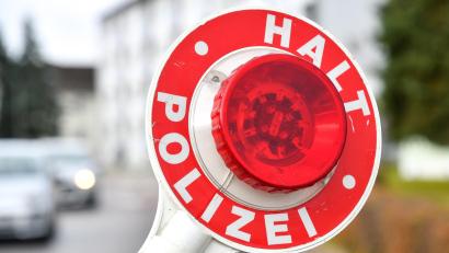 Symbolbild: Petra Hartl
Ein 57-jähriger Mann wurde in Nabburg mit 1,74 Promille am Steuer erwischt. Die Polizei stoppte die Weiterfahrt und leitete ein Strafverfahren ein.