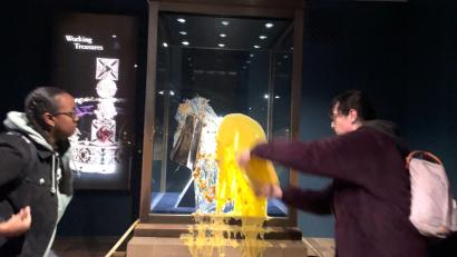 Bild: Take Back Power/PA Media/dpa
Aktivisten beschmieren die Vitrine, in der die Krone ist.