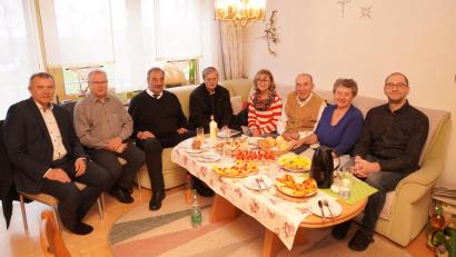 Bild: fvo
Der Spielberger Josef Völkl (Dritter von rechts) feiert mit Sohn Martin (rechts) und Gästen seinen 85. Geburtstag