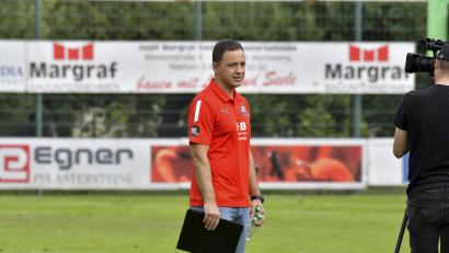 Archivbild: Hubert Ziegler
Trainer Faruk Maloku und der ASV Cham können auf eine beeindruckende Heimserie blicken.