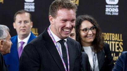 Bild: Koen Van Weel/ANP/dpa
Julian Nagelsmann lacht auf seinem Weg zur Auslosung.