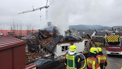 Bild: Felix Stahl
Bei der Explosion in Chamerau ist ein Mensch schwer verletzt worden. Die Suche nach der Ursache läuft.
