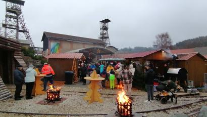 Bild: Joachim Ziegeler
Blick über die Hütten mit den Fördertürmen im Hintergrund. Links einer der beiden Eingänge des Schaustollens.