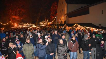 Bild: rgr
Oberpfälzer Adventsmarkt in Grafenwöhr: Die Besucher kamen in Strömen.
