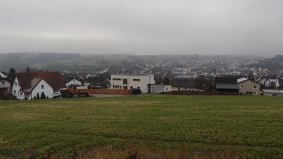 Bild: mrr
Blick vom Kindergarten St. Georg Richtung Rieden. In diesem Bereich angrenzend an die KiTa soll ein Neubaugebiet mit 22 Parzellen entstehen.