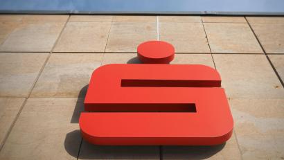 Symbolbild: Soeren Stache
Der Auerbacher Stadtrat hat den Weg frei für die Fusion der Sparkassen Eschenbach/Neustadt/Vohenstrauß und Oberpfalz Nord gemacht.