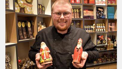 Bild: ubb
Konditormeister Nico Schultes versteh sein Handwerk. Seine Schokoladennikoläuse stellt er mit größter Sorgfalt her, was die Liebhaber dieser traditionellen Figuren zur Adventszeit zu schätzen wissen.
