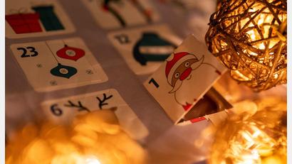 Symbolbild: Monika Skolimowska/dpa
So stellt man sich normalerweise einen Adventskalender vor. Die evangelische Christusgemeinde wartet allerdings mit einer lebendigen Variante auf.