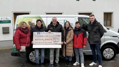 Bild: tk
Von links: Tanja Zocher von der Kinderfeuerwehr Auerbach. die Geschäftsführer Monika und Jürgen Schüpferling sowie Marco Bösl, Conny und Patrick Hamerla (Vorsitzender) von der Knabenkapelle Auerbach.