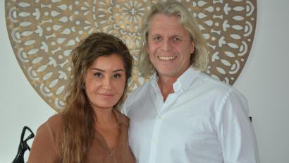 Bild: jr
Wolfgang Karbstein tritt für die Wählergemeinschaft „Zukunft Stadt Mitterteich“ als Bürgermeisterkandidat für seine Heimatstadt an. Der 59-jährige ist seit fast sechs Jahren Stadtrat und Unternehmer. Seine Frau Nermin gibt ihm volle Rückendeckung.