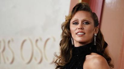 Bild: Jordan Strauss/Invision/dpa
Miley Cyrus lässt sich von ihrem Verlobten im Alltag helfen. (Archivbild)