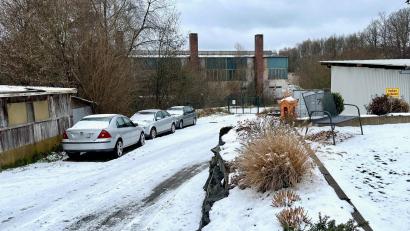 Bild: Gabi Schönberger
Auf der Zufahrt zum ehemaligen Fabrikgelände Trischler/Winterhalder in Neustadt/WN stehen seit rund einem halben Jahr drei abgemeldete Autos. Bürgermeister Sebastian Giering versucht den aufgebrachten Bürger zu beruhigen: "Die kommen da weg." Es müssen dabei jedoch gesetzliche Regelungen eingehalten werden.