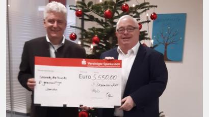 Bild: Vereinigte Sparkassen
Bei der Spendenübergabe an Vereine in Floß.