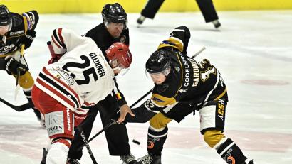 Archivbild: Hubert Ziegler
Nolan Gardiner (rechts, Szene aus einem früheren Spiel) und der ERSC Amberg musste auch in Schweinfurt eine herbe Niederlage hinnehmen. Die Partie gegen die Mighty Dogs endete mit 9:4 für die Gastgeber.