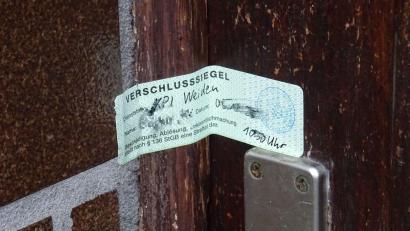 Bild: rti
Die ermittelnden Behörden haben die Haustür am Tatort in Waldsassen versiegelt.