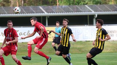 Archivbild: Dieter Jäschke
Benjamin Urban (Zweiter von links) bleibt weiterhin Spielertrainer des SC Luhe-Wildenau.