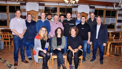 Bild: ds
Die Liste der SPD/FWG Etzelwang. Vorne sitzend von links: Nina Kohl, Ulrike Appel, Sonja Kurz.
Stehend von links: Harald Heinl, Benjamin Rischkau, Florian Hollederer, Christian Köhler, Robert Wagner, Paul Kellner, Peter Steger, Wolfgang Lehnerer, Lukas Renner, Günther Renner und Winfried Franz.